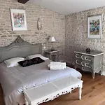 Le Puits Sainte Claire Bed & Breakfast 3*