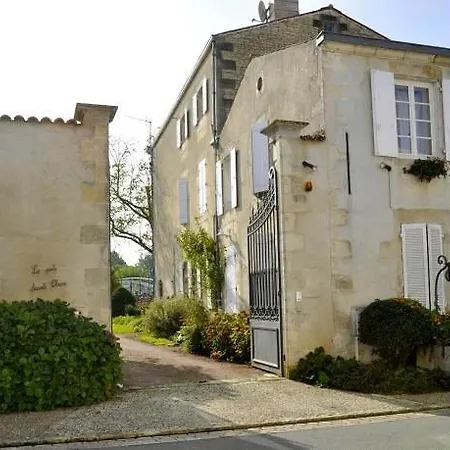 Le Puits Sainte Claire לינה וארוחת בוקר