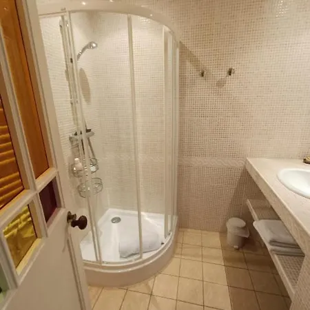 Couette-café Le Puits Sainte Claire 3*