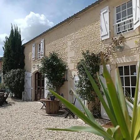 Le Puits Sainte Claire לינה וארוחת בוקר
